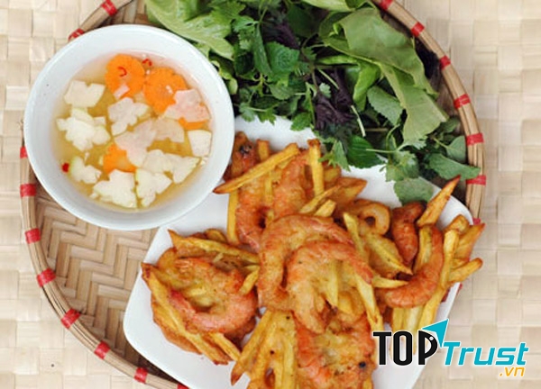 Bánh tôm ở đây được chiên sẵn xếp đầy bên giá bánh nhưng chưa bao giờ khách hàng ăn phải những chiếc bánh đã nguội.