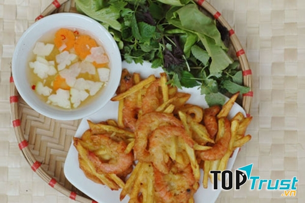 Bánh tôm Hồ Tây là một trong những món ăn nổi tiếng của Hà Nội