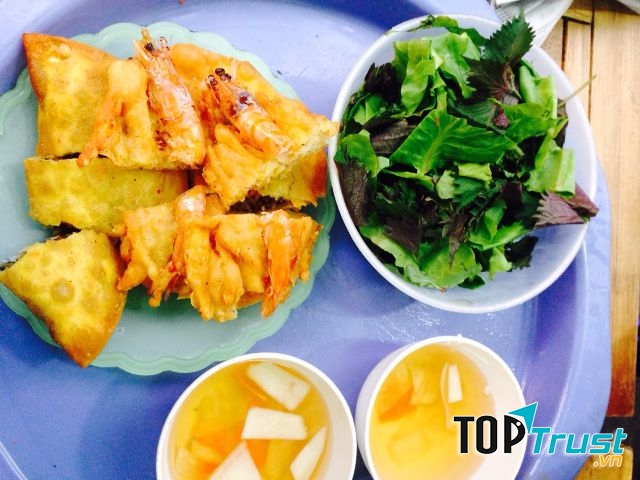Hơn nữa, đã đến Nghĩa Tân thì không thể không thưởng trọn combo bánh tôm, bánh gối, đĩa nem tai, đĩa nộm bò và tráng miệng bằng bát tào phớ mát lạnh