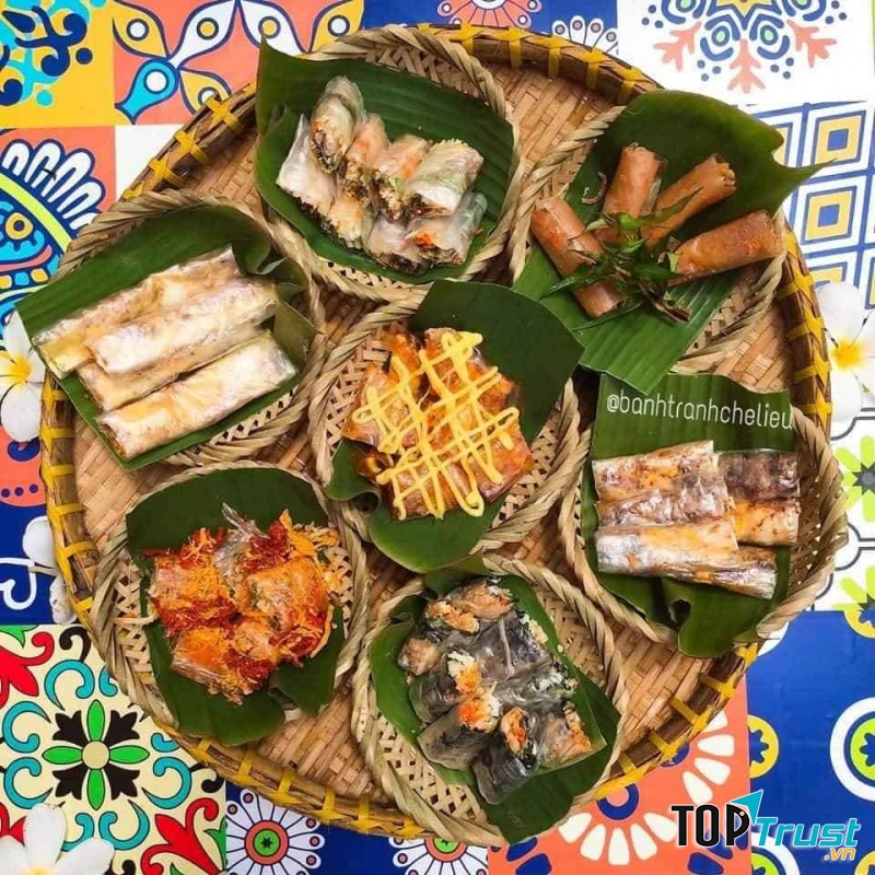 Mẹt ăn vặt tại Bánh Tráng Chế Liễu