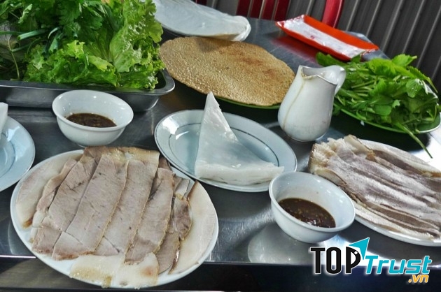 Món này chấm với mắm nêm thì ngon không tả nổi. Khi ăn dùng kèm với rau sống tươi ngon.