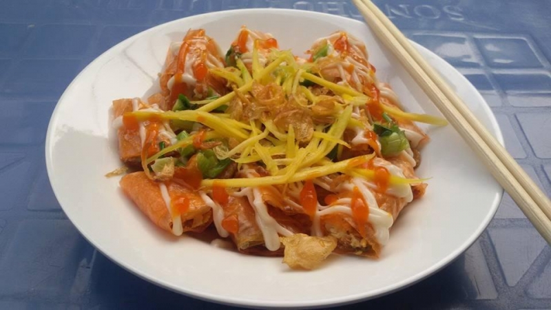 Bánh tráng cuốn bơ sốt me