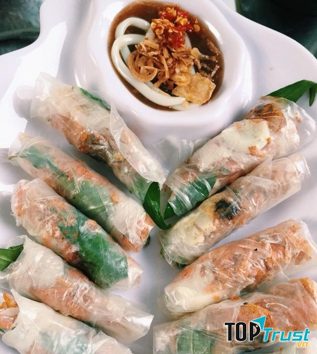 Bánh tráng cuốn sốt bơ me – 1.500đ/cuốn