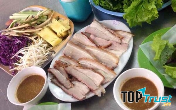 Vị tươi mát của rau lẫn vị đậm đà của thịt cùng với vị mắm nêm chua cay đã khiến bao người đến và lưu luyến Đà Nẵng sau khi thưởng thức đặc sản bánh tráng cuốn thịt heo trứ danh.