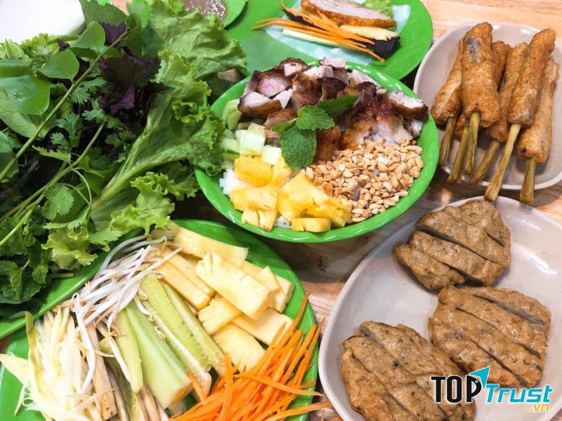 Bánh tráng cuốn thịt heo hải sản Vân Béo