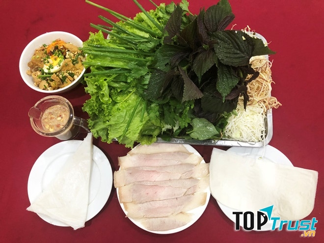 Điểm đặc biệt của quán Mậu chính là món  thịt heo hai đầu da