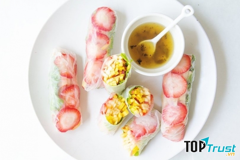 Bánh tráng cuốn trái cây