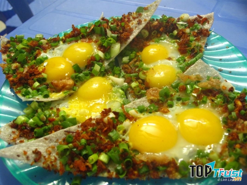 Bánh tráng kẹp với hương vị trứng cút thơm nức.