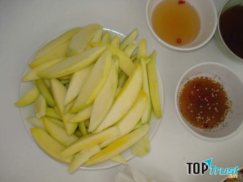 Xoài được chấm với mắm đường hoặc mắm ruốc rất ngon.