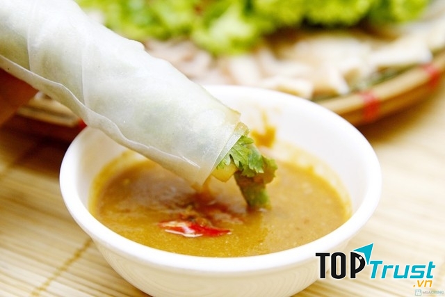 Cho cuốn thịt thêm đượm vị.