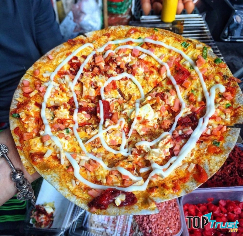 Bánh tráng giòn, nhân đậm vị, nhân có thịt băm, trứng, ngô ngọt, bò khô, hình như là tép khô với hành khô hành lá nữa...