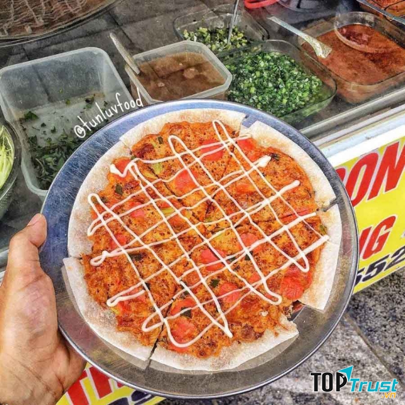 Toplist nghĩ rằng địa chỉ bánh tráng nướng này nổi tiếng và được nhiều thực khách yêu thương như vậy ngoài vị bánh thơm ngon, hấp dẫn thì còn do sự đáng yêu của chủ quán nữa đấy.