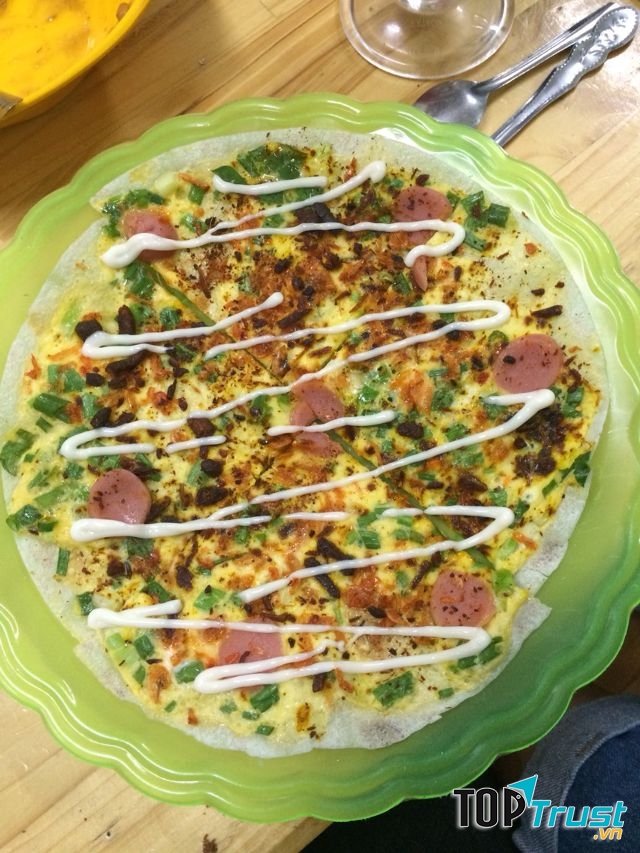 Mùi mỡ hành thơm béo thoảng qua trên làn khói từ bếp nướng, thêm chút phô mai và bơ cho thêm cuốn hút.