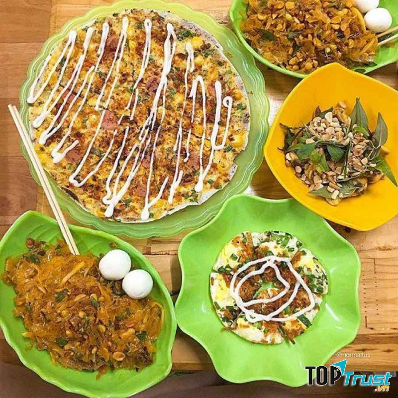 Bánh tráng nướng 33 chùa Láng thu hút đông đảo giới trẻ Hà Nội; những chiếc bánh tráng nóng vừa nướng xong đã vội vã trao tay người. Mộ chiếc bánh không quá lớn với giá từ 10.000đ đến 25.000đ đủ để bạn yêu thích món ăn này mà chưa kịp chán ngán.