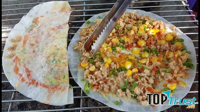 Trên mặt bánh được cho thêm trứng cút, hành lá, thịt băm và cả tương ớt.