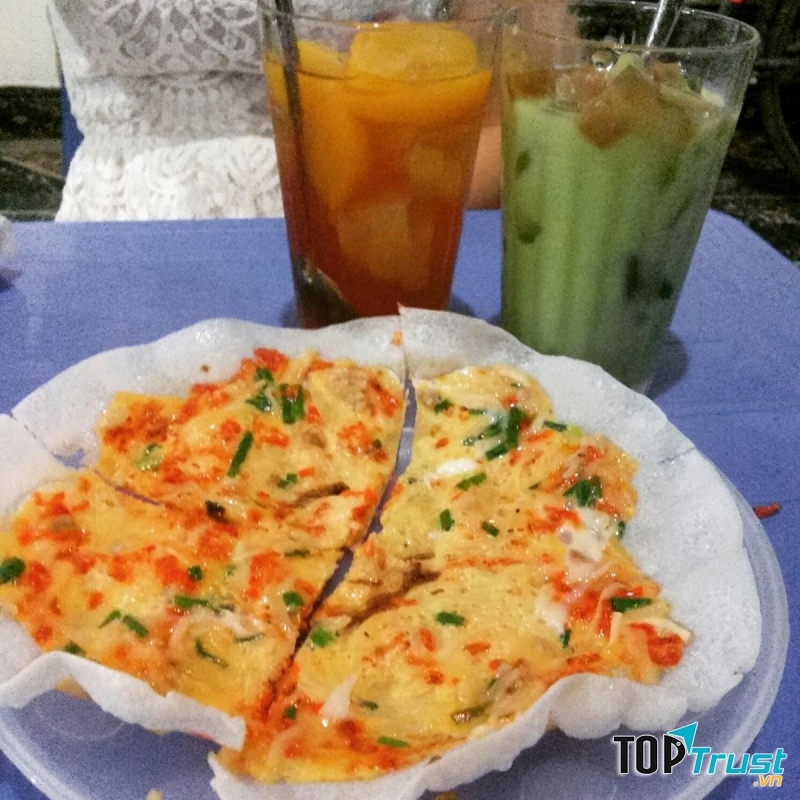 Bạn có thể tham khảo địa chỉ này nếu muốn ăn món bánh tráng nướng tại Hàng Trống, tất nhiên với mức giá hợp lí.