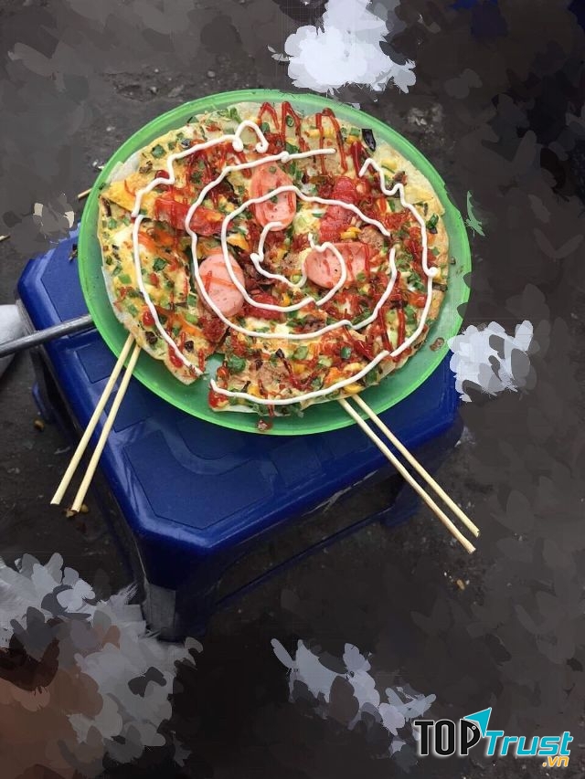 Bánh tráng nướng vừa chín, thơm nức mùi mỡ hành, beo béo cùng trứng thêm chút bơ, lại còn được phủ khô bò đầy mặt bánh… vừa nghe thôi đã thấy hấp dẫn rồi đúng không