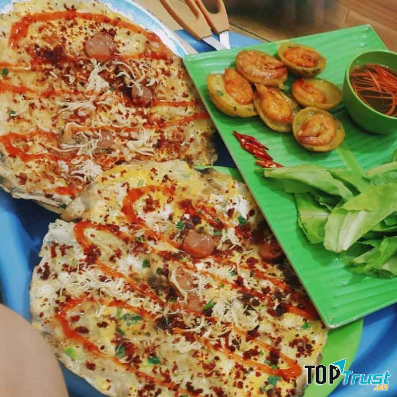Đến với địa chỉ số 90 Hàng Trống, banh sẽ có được những chiếc bánh tráng nướng chất lượng với mức giá siêu bình dân