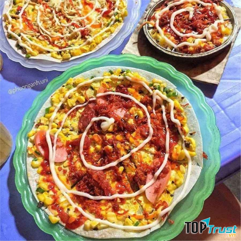 Bánh nướng màu sắc hài hoà, bánh khi mang đến bàn phục vụ khách vẫn giữ được độ nóng, chỉ khi nào thực khách gọi món thì chủ quán mới bắt đầu thực hiện công việc chế biến của mình, vì vậy bánh lúc nào cũng mới.