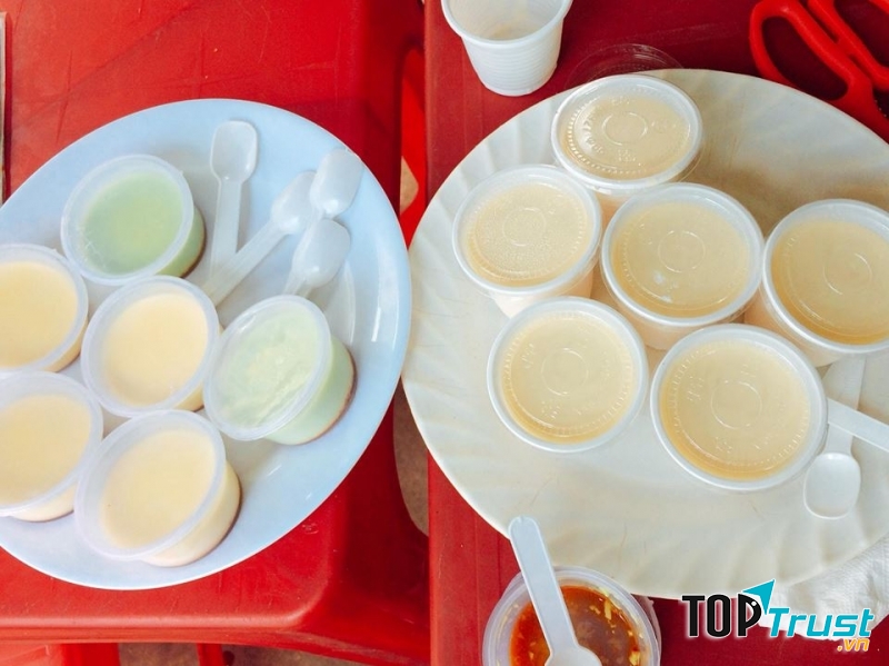 Đồ tráng miệng được bày sẵn trên bàn cho khách lựa chọn, đặc biệt có flan lá dứa rất thơm