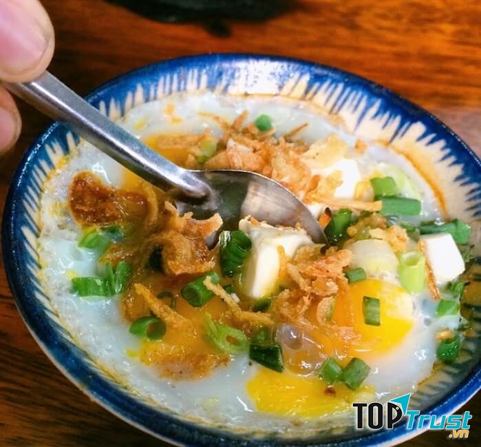 Trứng nướng cùng hành khô