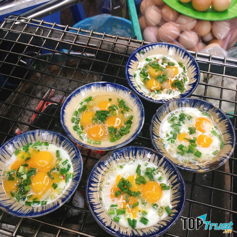 Chén trứng được nướng cẩn thận trên bếp than