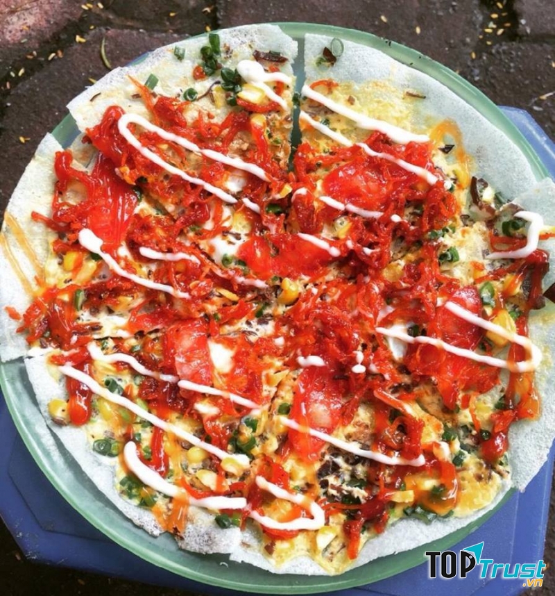   Vẫn là trúng cút, mỡ hành, tép rang nhưng bánh tráng nướng ở đây lại có thêm bánh gạo, được nướng vàng đều