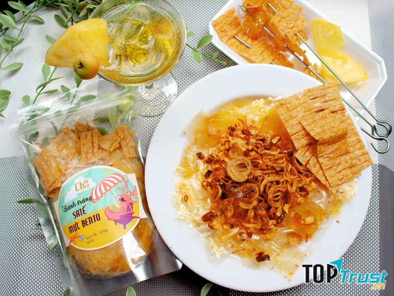 Bánh tráng sa tế ăn kèm mực bento