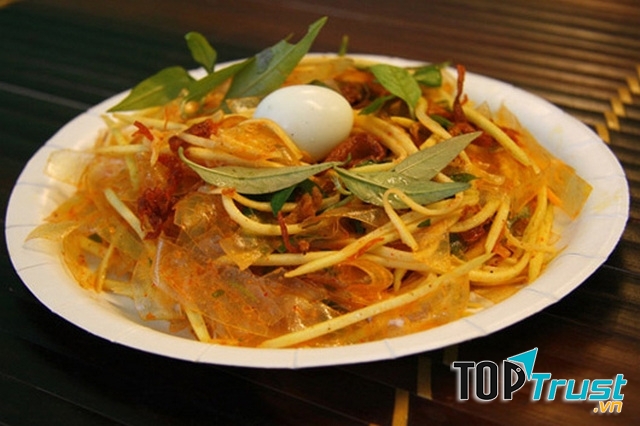 Vị dai dai của bánh tráng, chua thanh của xoài, đậm vị bò khô, tép rang và thơm của hành, rau răm… tất cả quyện vào nhau tạo nên một món ăn ngon khó cưỡng.