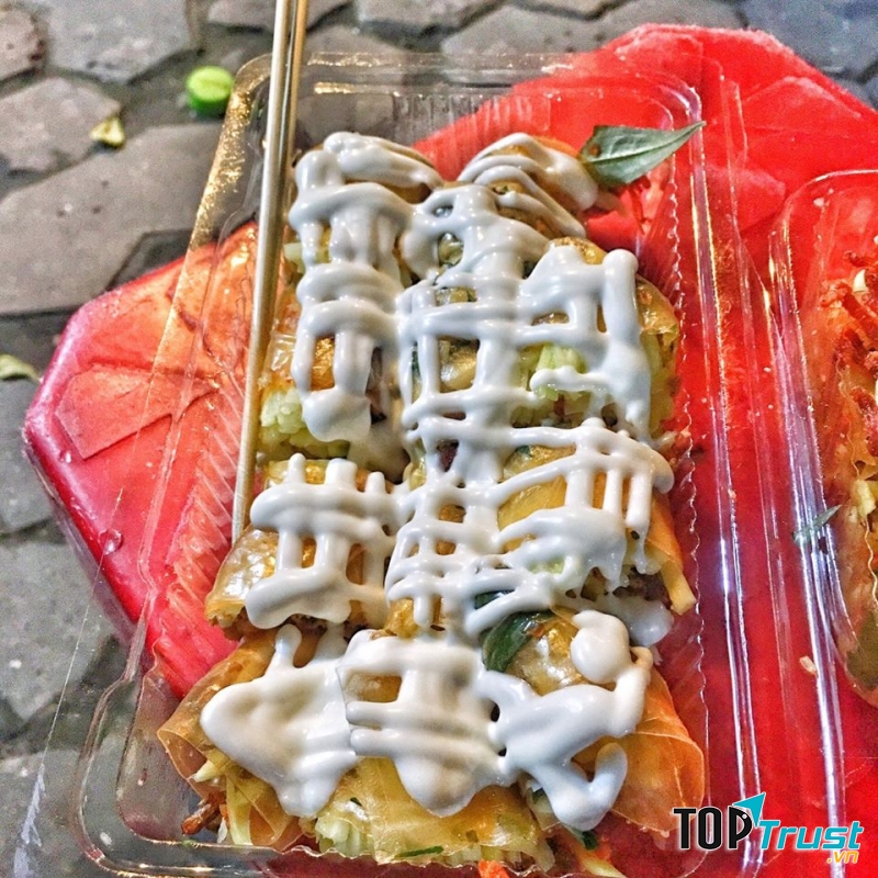 Bánh tráng trộn Khâm Thiên không phải xa lạ đối với những người thích bánh tráng trộn ở Hà Thành.