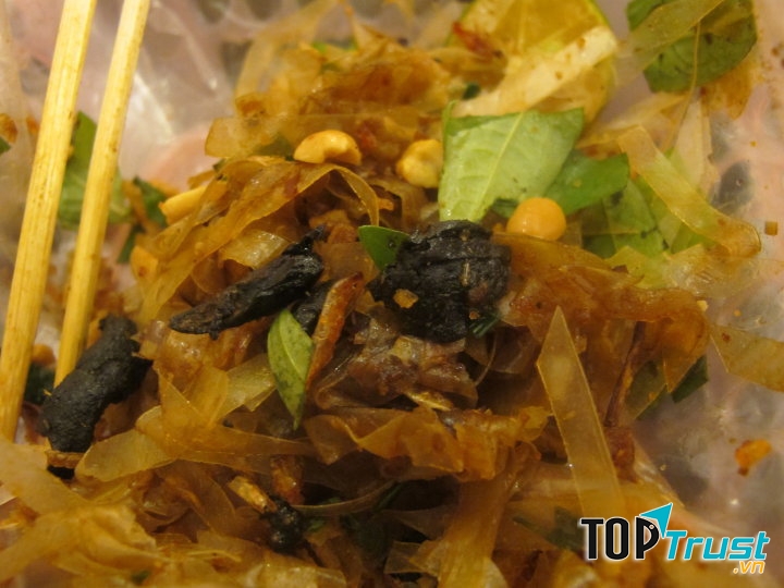 Mỗi gia vị chỉ một chút thôi nhưng bịch bánh tráng của quán lại lôi cuốn lòng người.