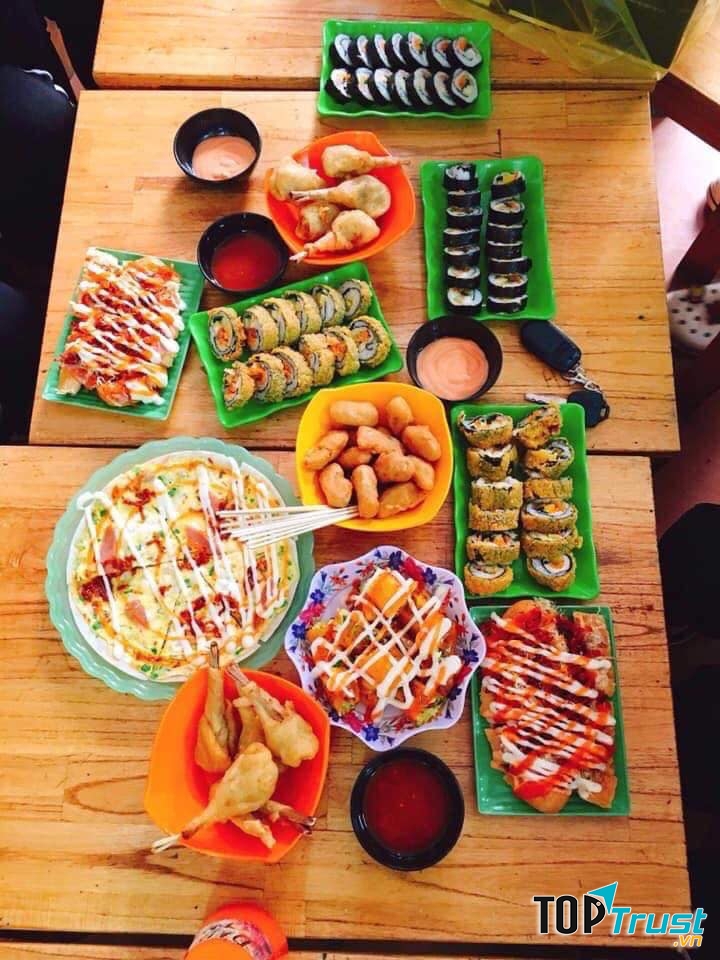 Món ăn chủ đạo của quán bánh tráng trộn 74 này chính là bánh tráng trộn bò khô