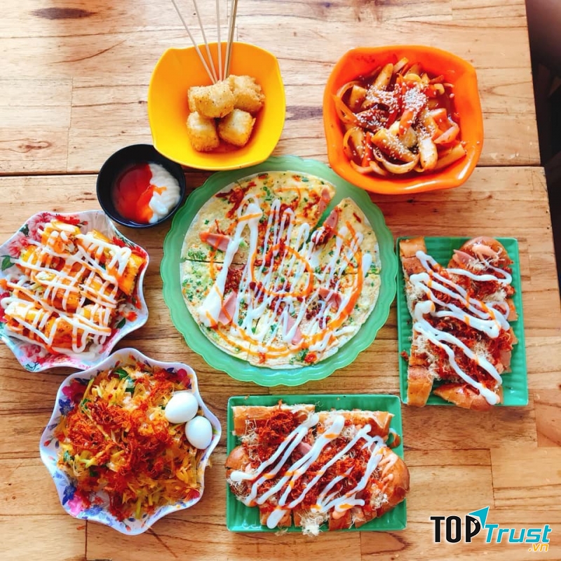 Không chỉ dừng lại ở đó menu của quá còn khiến bạn phát thèm khi có thêm nhiều món ăn vặt khác rất ngon như bánh gà, kimbap, bánh tráng nướng, bánh tráng sốt me,...