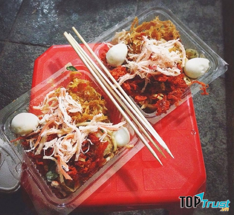 Chỉ 1 suất bánh tráng trộn cũng có thể làm cho bạn no căng bụng