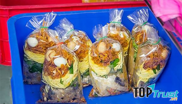 Bánh tráng trộn Bà Huyện Thanh Quan