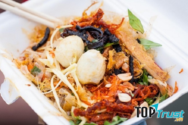 Bánh tráng trộn cổng trương Phan Chu Trinh