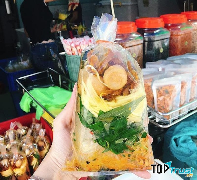 Bánh tráng trộn với đủ loại nào bò khô, khô gà, xoài, trứng cút