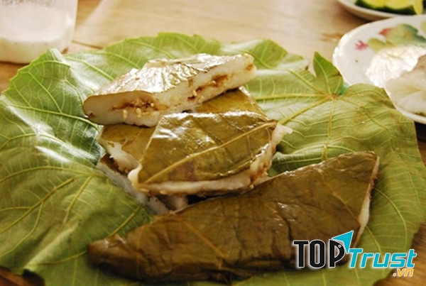 Bánh trứng kiến được làm từ trứng kiến đen, bột nếp và lá non của cây vả