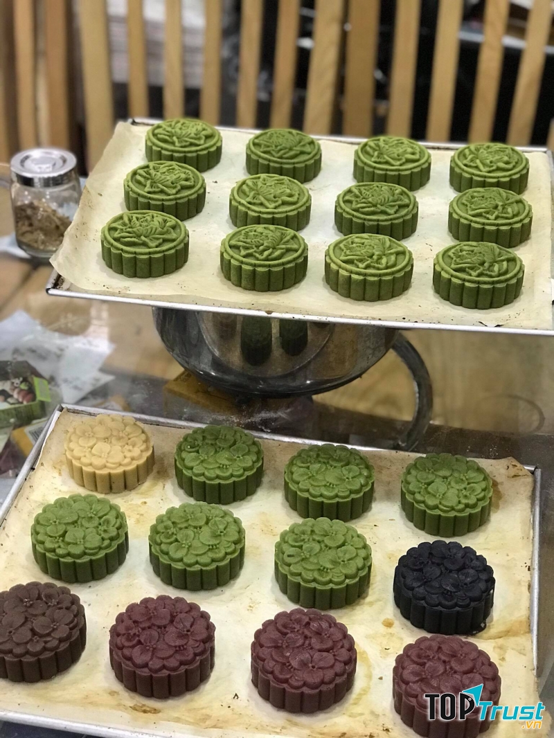 Từng chiếc bánh được làm khéo léo