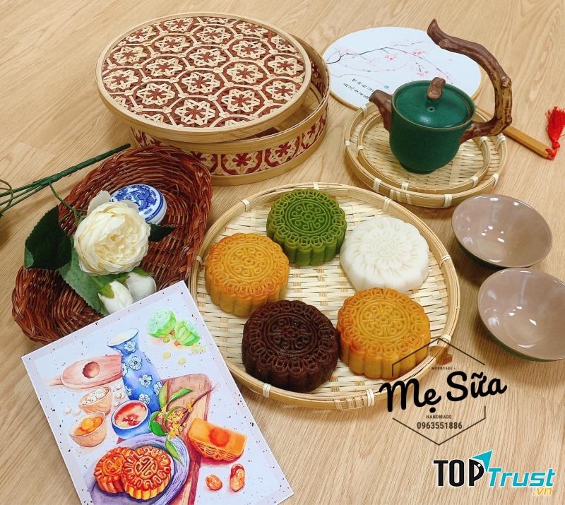 Từng chiếc bánh được làm khéo léo