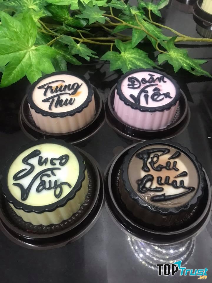 Màu sắc của bánh được tạo từ các  nguyên liệu tự nhiên.