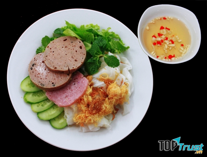 Là loại bánh được cho là ngộ nghĩ và kỳ lạ nhất tại Việt Nam. Bánh mềm, mỏng và trắng tựa một trang giấy.