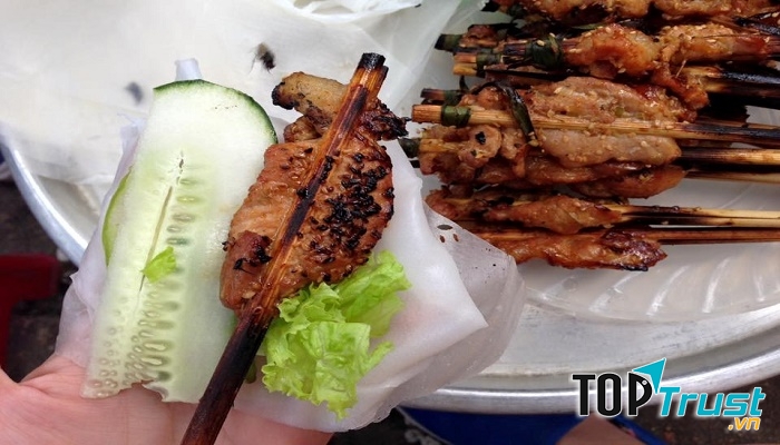 Bánh ướt cuốn thịt nướng