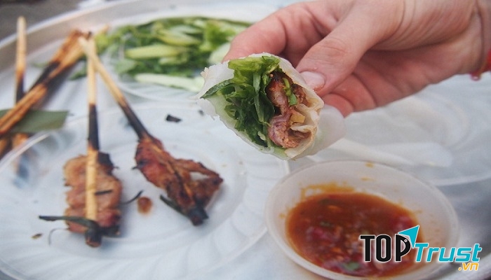 Bánh ướt cuốn thịt nướng