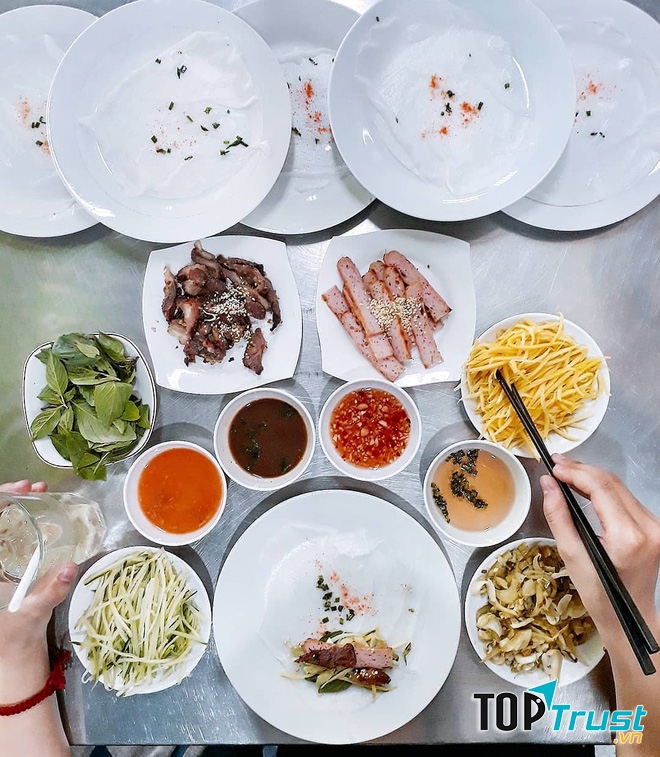 Bánh ướt dĩa là món ăn khá phổ biến ở Nha Trang.