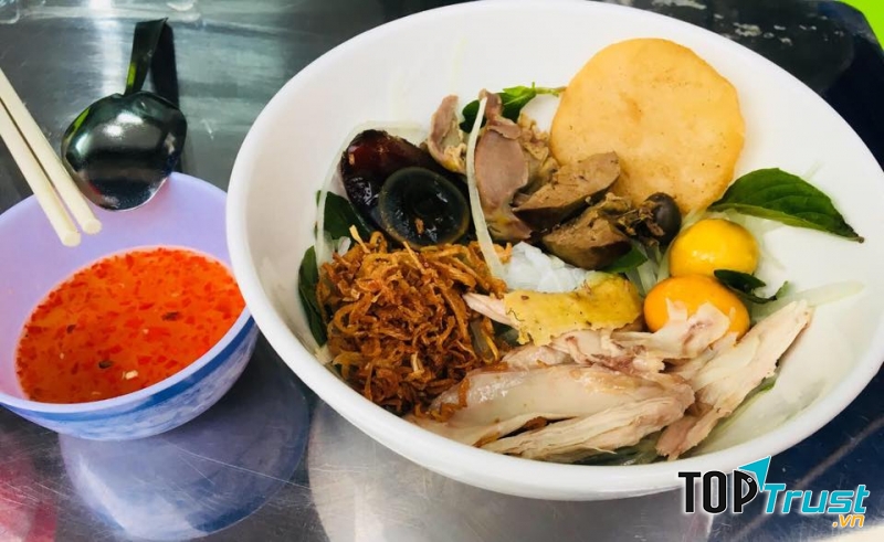 Thịt khá nhiều, trứng non, bắc thảo béo được cho rất đầy đặn.