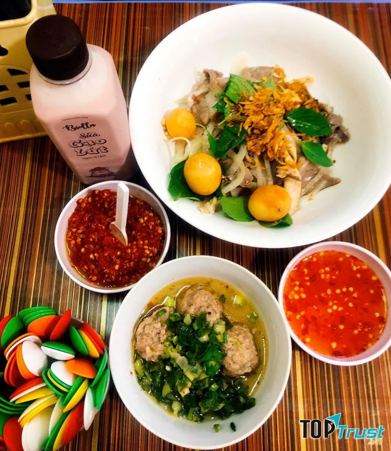 Một phần bánh ướt của quán Bảo Thư khá nhiều, lòng gà có ﻿mùi vị nhẹ, thanh, ăn siêu hợp với bánh ướt