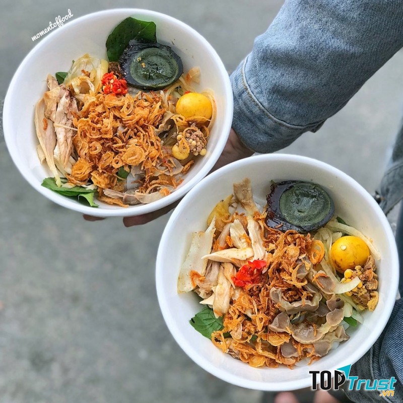 Tô bánh ướt bắt mắt và hấp dẫn với đa dạng thức ăn kèm