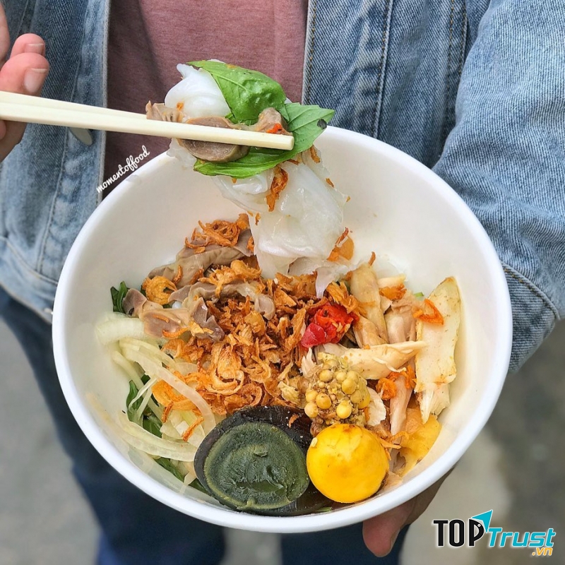 Nước mắm chua ngọt vừa vặn, giúp tô bánh ướt đã hấp dẫn lại càng ngon hơn.﻿﻿