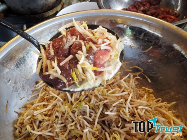 Người chiên bánh vá đòi hỏi phải có kỹ thuật và khéo léo để cho ra những chiếc bánh ngon